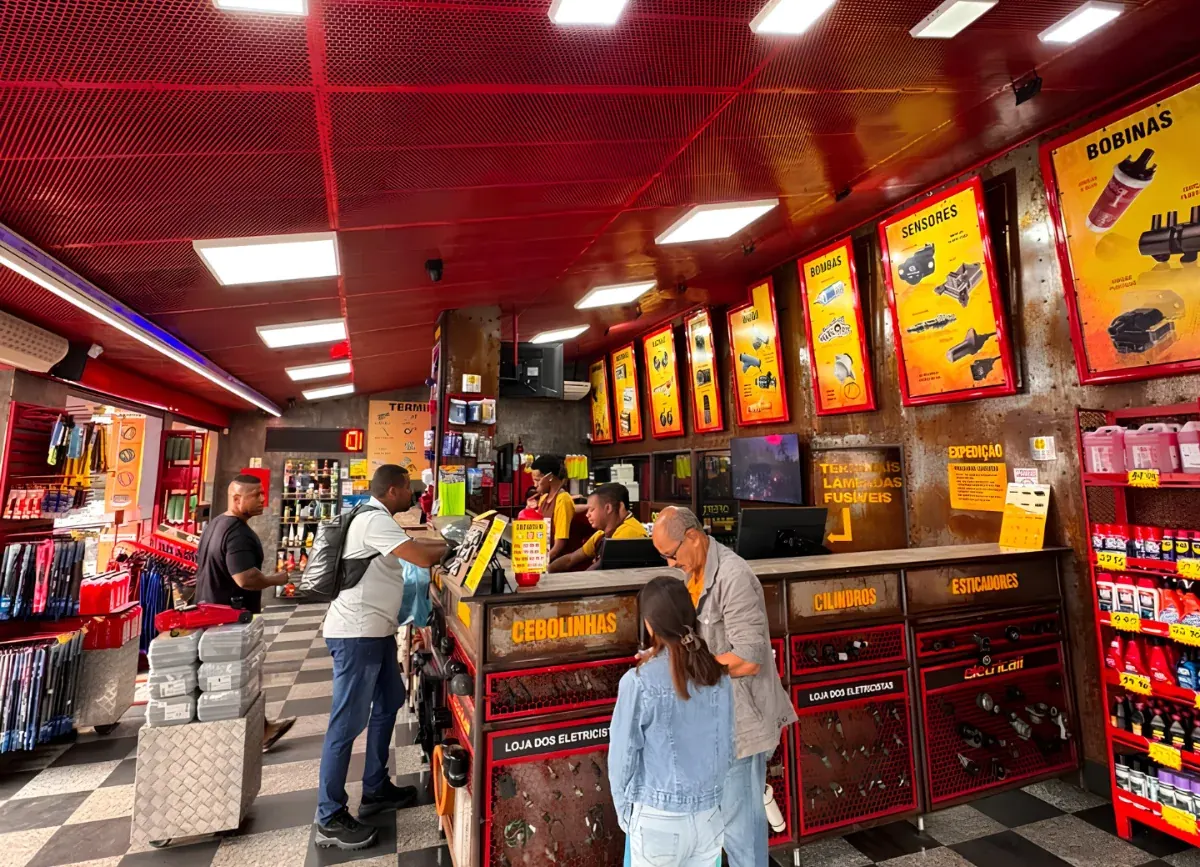 Balcão técnico da Eletricall — atendimento com a peça na mão