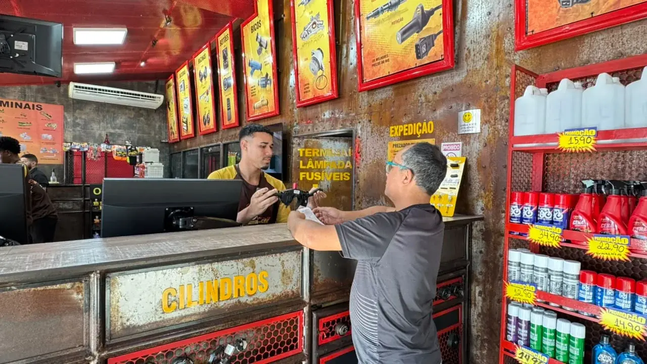 Balcão técnico da Eletricall — atendimento com a peça na mão